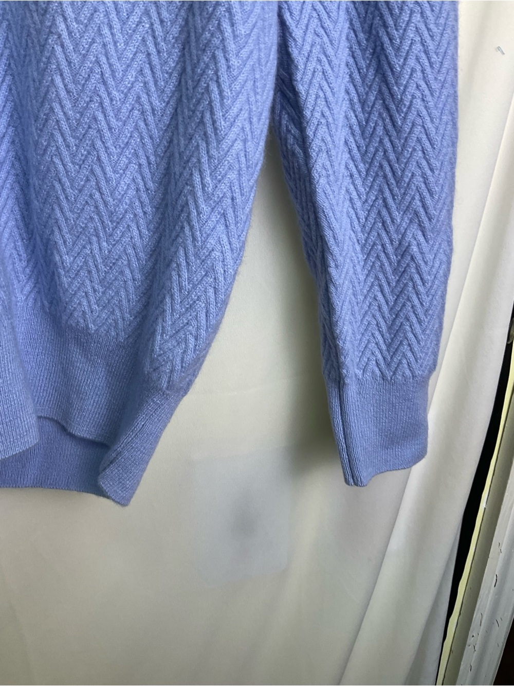 100% CASHMERE ZIGZAG BUTTON SWEATER - Light Blue - Picture 5 of 8